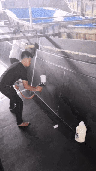 工人在FRP船模上噴涂蜜蠟HydroSpeed。它可以節(jié)省時(shí)間，勞動(dòng)力和金錢！